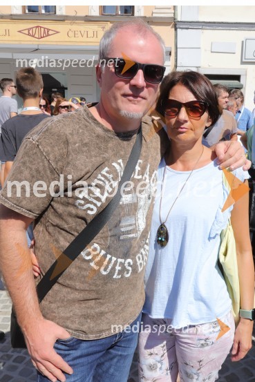  Robert Novak, skupina Mi2;  Mojca  Harc Novak100 bobnarjev in Marko Soršak Soki na Glavnem trgu v Mariboru