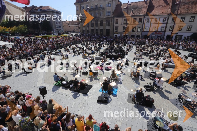 100 bobnarjev in Marko Soršak Soki na Glavnem trgu v Mariboru