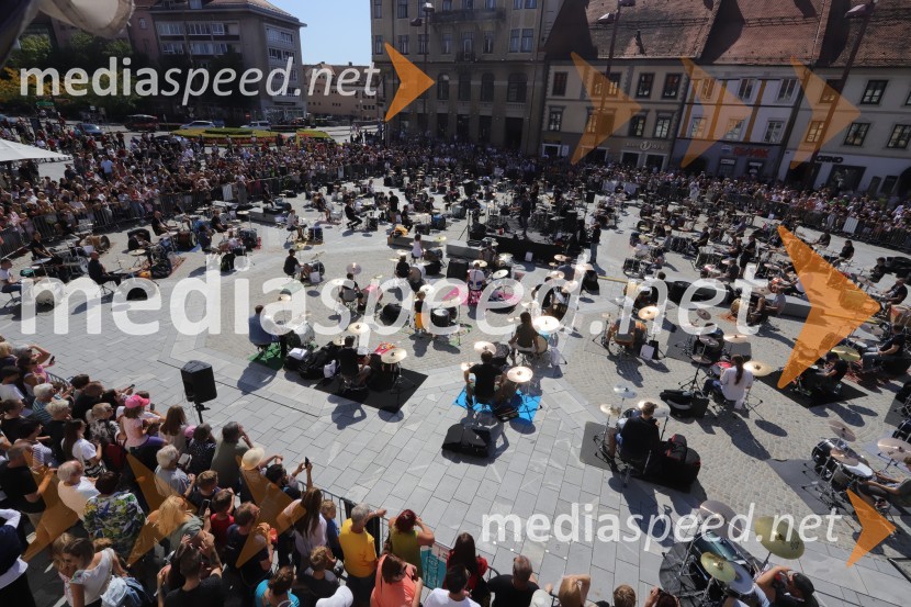 100 bobnarjev in Marko Soršak Soki na Glavnem trgu v Mariboru