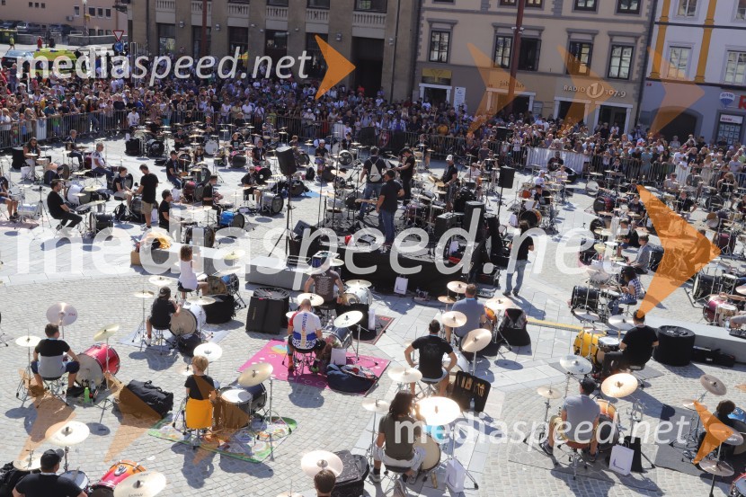 100 bobnarjev in Marko Soršak Soki na Glavnem trgu v Mariboru