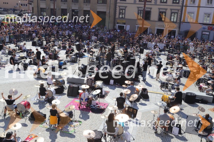 100 bobnarjev in Marko Soršak Soki na Glavnem trgu v Mariboru