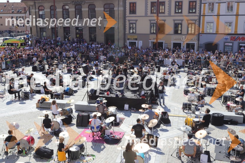 100 bobnarjev in Marko Soršak Soki na Glavnem trgu v Mariboru