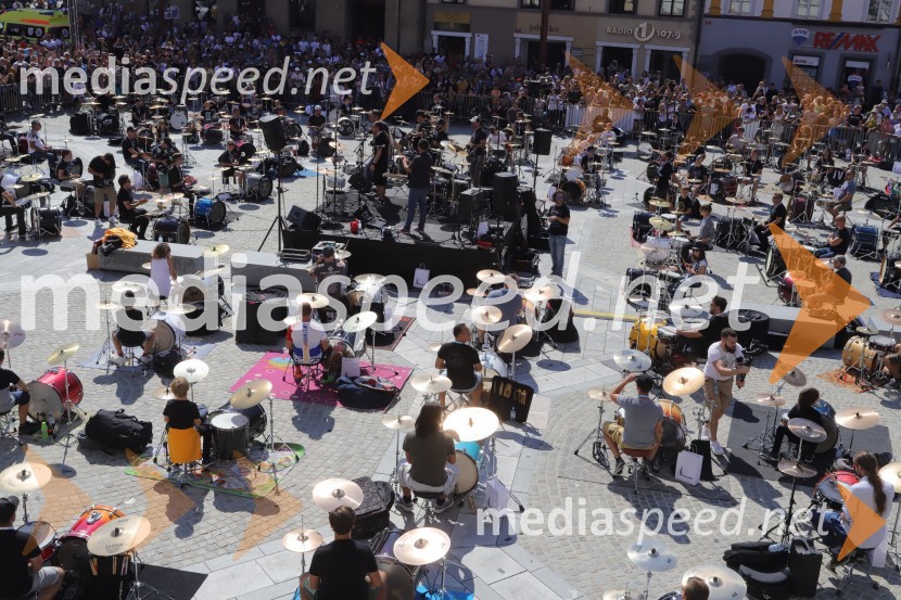 100 bobnarjev in Marko Soršak Soki na Glavnem trgu v Mariboru