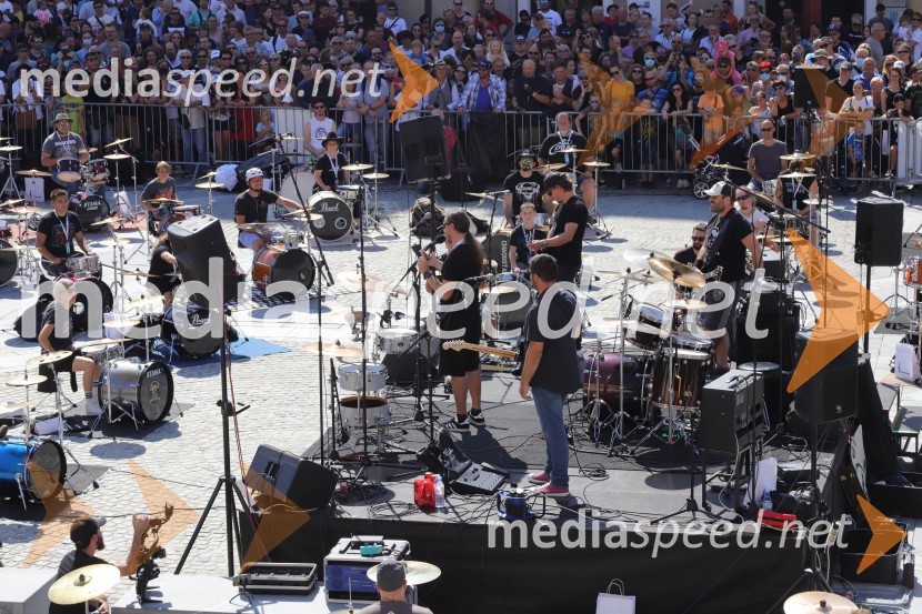  Marko Soršak-Soki, bobnar, skupina Elvis Jackson100 bobnarjev in Marko Soršak Soki na Glavnem trgu v Mariboru