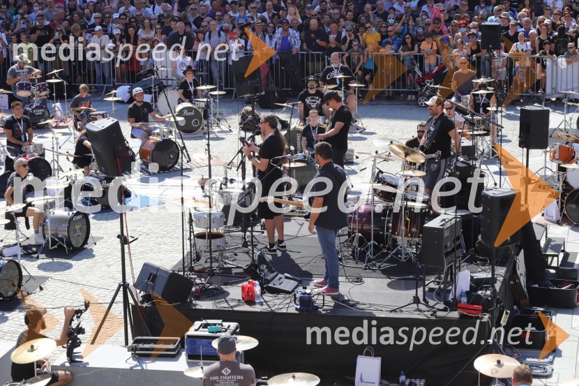  Marko Soršak-Soki, bobnar, skupina Elvis Jackson100 bobnarjev in Marko Soršak Soki na Glavnem trgu v Mariboru
