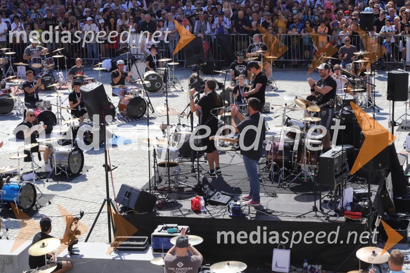 100 bobnarjev in Marko Soršak Soki na Glavnem trgu v Mariboru