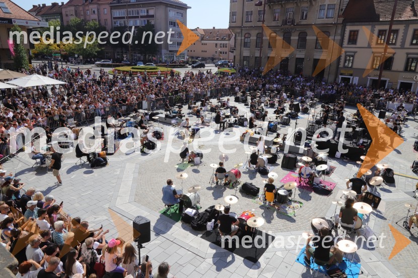 100 bobnarjev in Marko Soršak Soki na Glavnem trgu v Mariboru