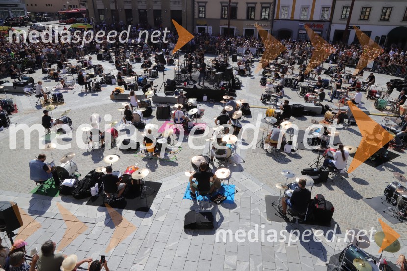 100 bobnarjev in Marko Soršak Soki na Glavnem trgu v Mariboru