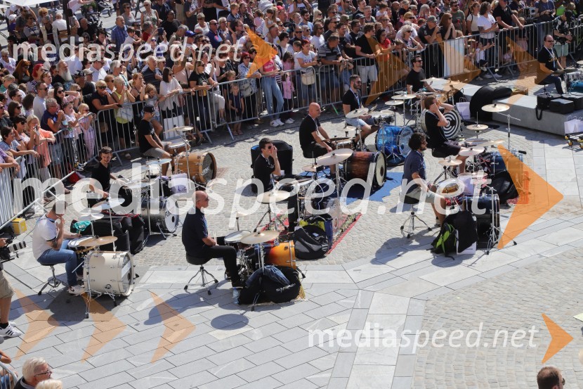 100 bobnarjev in Marko Soršak Soki na Glavnem trgu v Mariboru