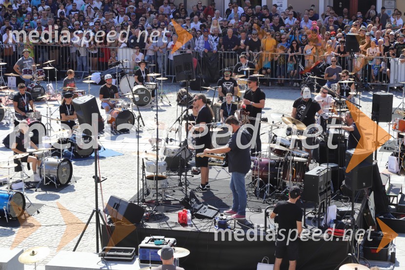 100 bobnarjev in Marko Soršak Soki na Glavnem trgu v Mariboru