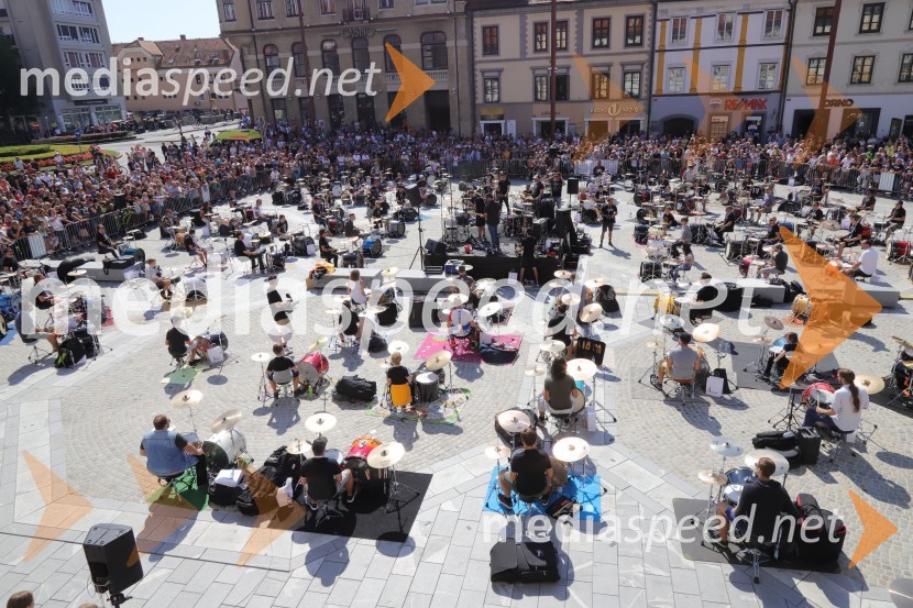 100 bobnarjev in Marko Soršak Soki na Glavnem trgu v Mariboru