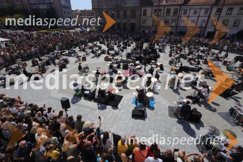 100 bobnarjev in Marko Soršak Soki na Glavnem trgu v Mariboru