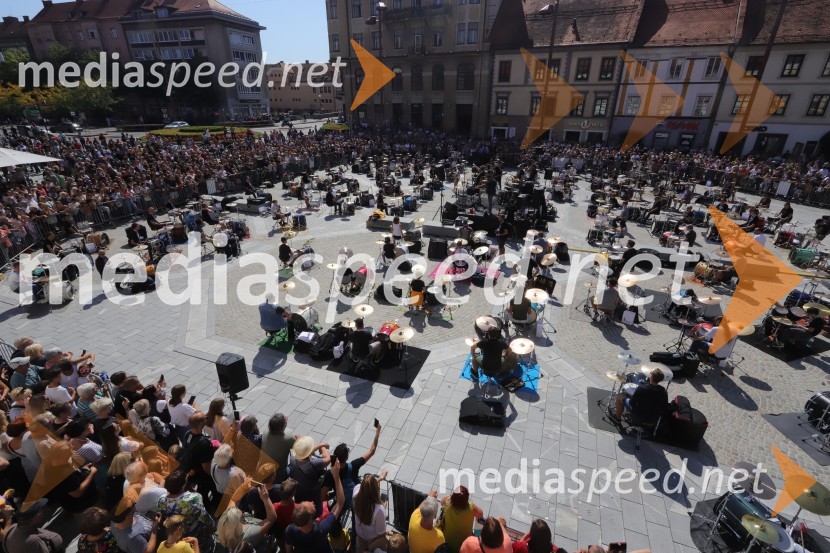 100 bobnarjev in Marko Soršak Soki na Glavnem trgu v Mariboru