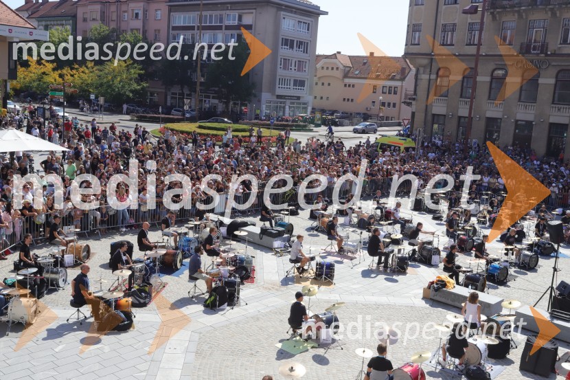 100 bobnarjev in Marko Soršak Soki na Glavnem trgu v Mariboru