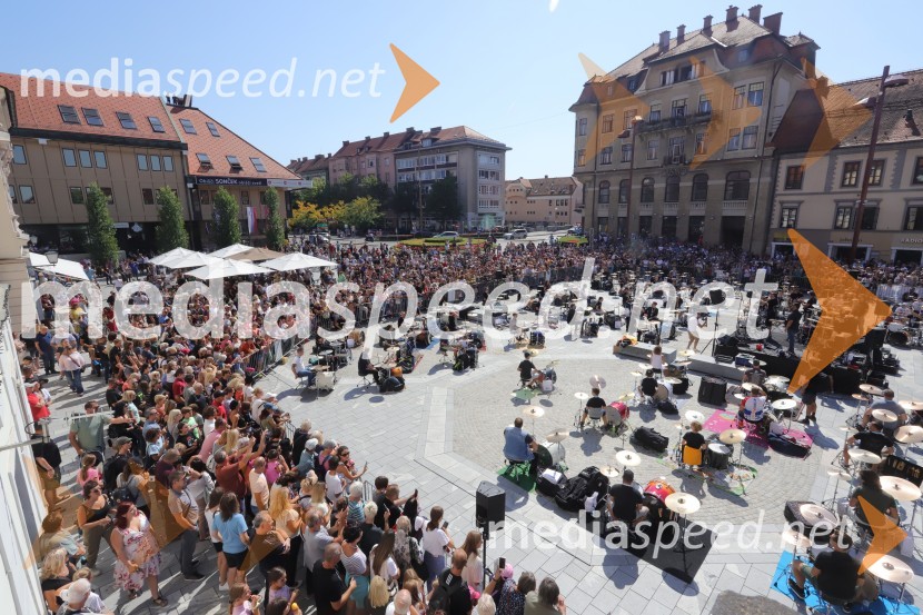 100 bobnarjev in Marko Soršak Soki na Glavnem trgu v Mariboru