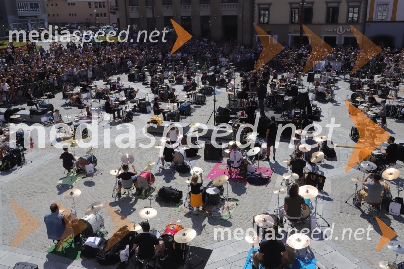 100 bobnarjev in Marko Soršak Soki na Glavnem trgu v Mariboru