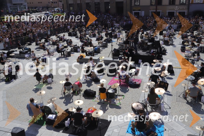 100 bobnarjev in Marko Soršak Soki na Glavnem trgu v Mariboru