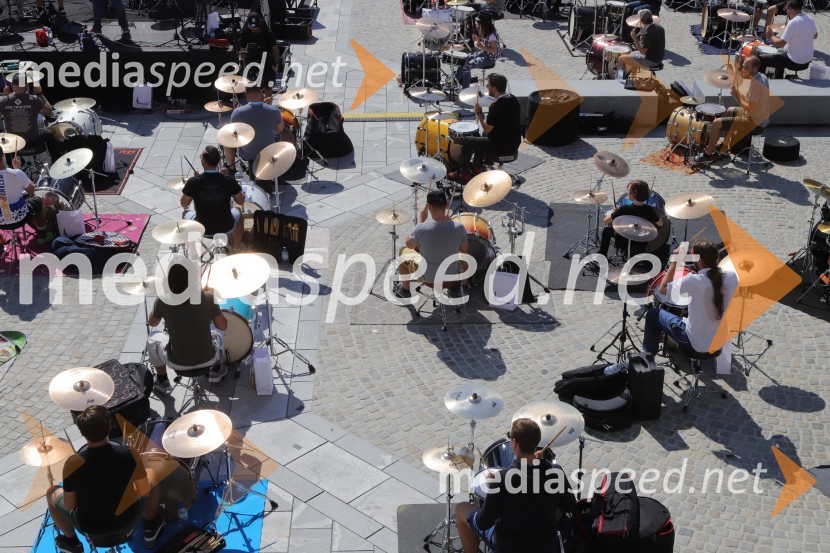 100 bobnarjev in Marko Soršak Soki na Glavnem trgu v Mariboru