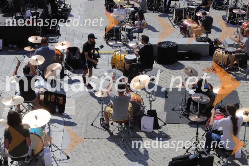 100 bobnarjev in Marko Soršak Soki na Glavnem trgu v Mariboru