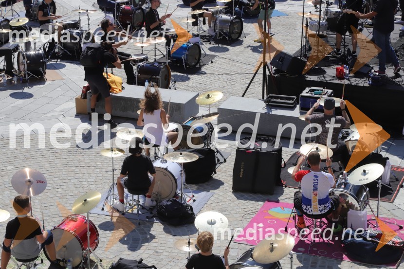 100 bobnarjev in Marko Soršak Soki na Glavnem trgu v Mariboru