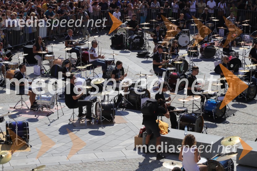 100 bobnarjev in Marko Soršak Soki na Glavnem trgu v Mariboru