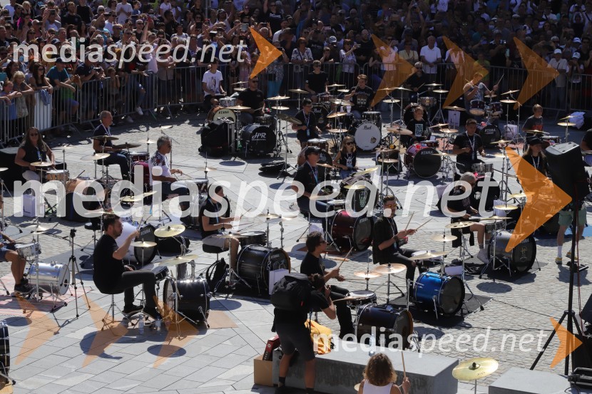 100 bobnarjev in Marko Soršak Soki na Glavnem trgu v Mariboru