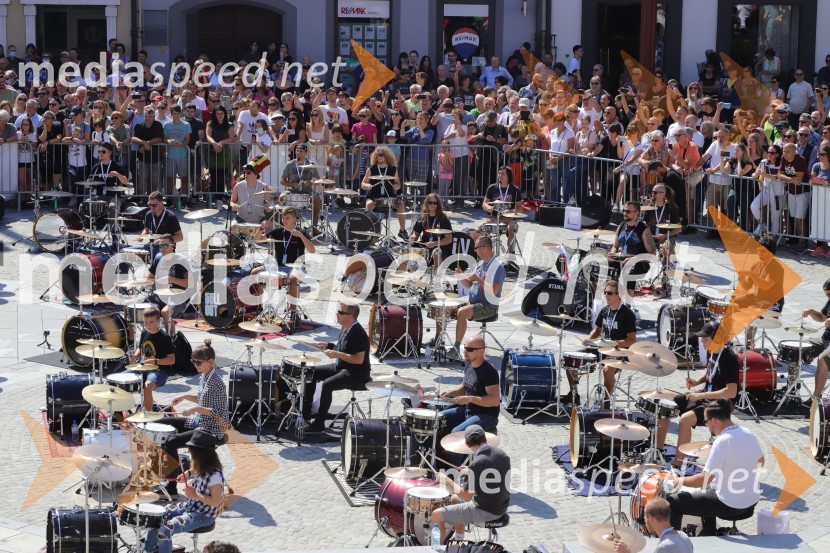 100 bobnarjev in Marko Soršak Soki na Glavnem trgu v Mariboru