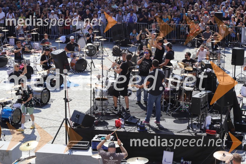 100 bobnarjev in Marko Soršak Soki na Glavnem trgu v Mariboru