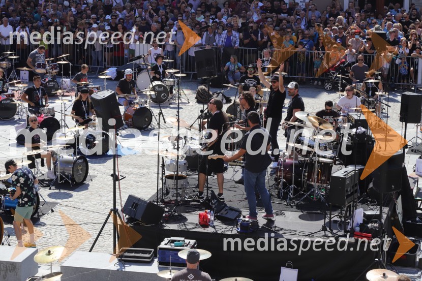 100 bobnarjev in Marko Soršak Soki na Glavnem trgu v Mariboru