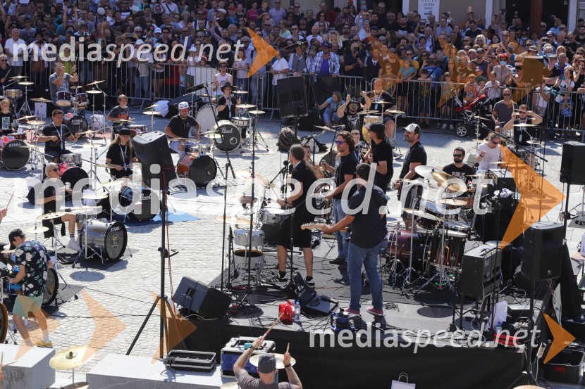 100 bobnarjev in Marko Soršak Soki na Glavnem trgu v Mariboru