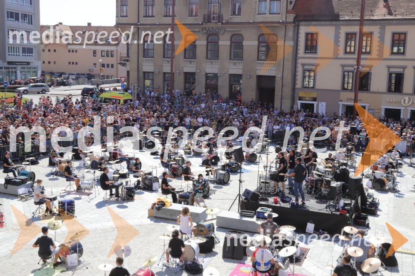 100 bobnarjev in Marko Soršak Soki na Glavnem trgu v Mariboru