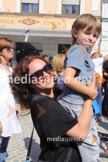  Polona Požgan, Retorik100 bobnarjev in Marko Soršak Soki na Glavnem trgu v Mariboru