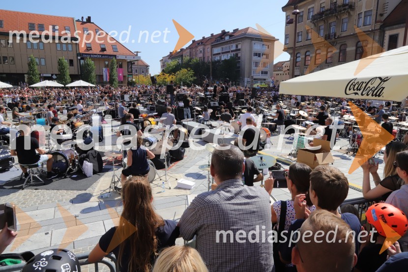 100 bobnarjev in Marko Soršak Soki na Glavnem trgu v Mariboru