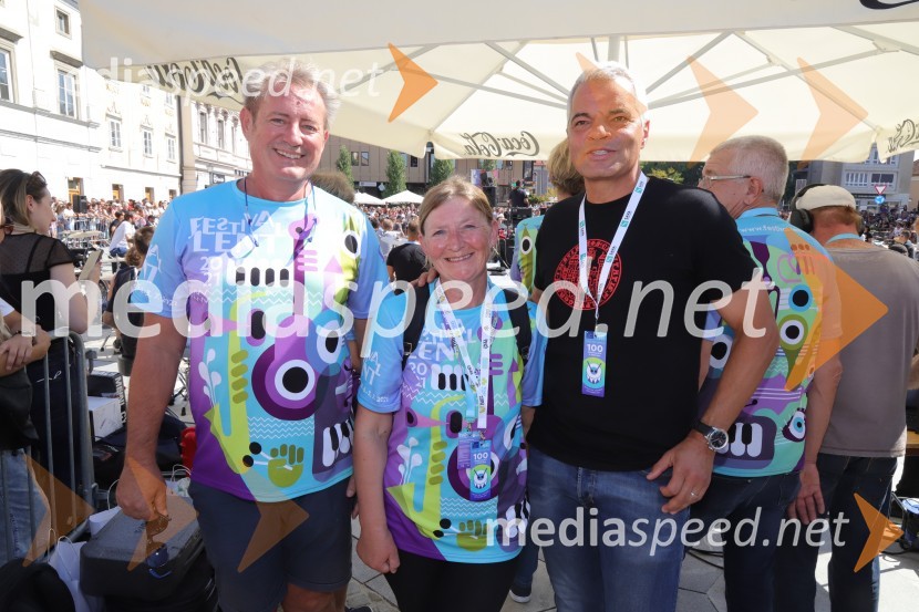  Vladimir  Rukavina Gogo, direktor Narodnega doma Maribor ter direktor Festivala Lent ;  ... ;  Saša Arsenovič, župan občine Maribor, podjetnik100 bobnarjev in Marko Soršak Soki na Glavnem trgu v Mariboru