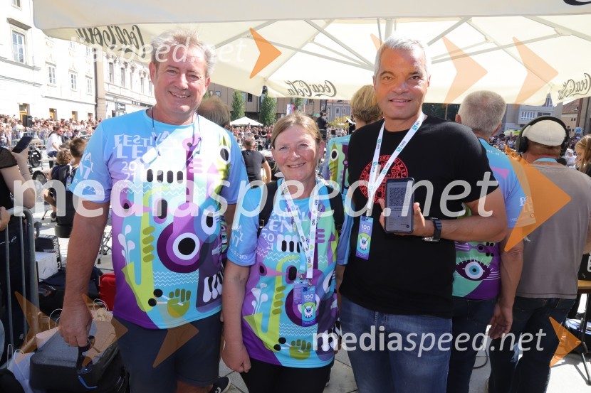  Vladimir  Rukavina Gogo, direktor Narodnega doma Maribor ter direktor Festivala Lent ;  ... ;  Sašo Arsenovič, župan občine Maribor100 bobnarjev in Marko Soršak Soki na Glavnem trgu v Mariboru