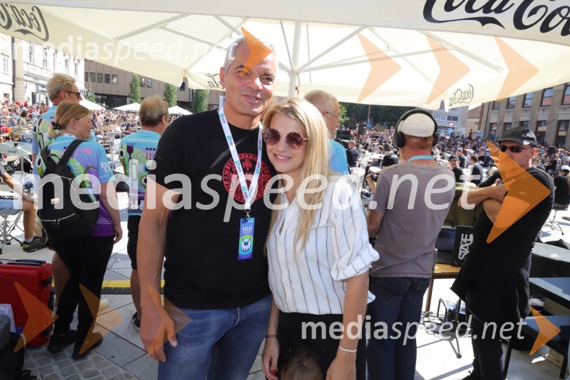 Saša Arsenovič, župan občine Maribor, podjetnik;  Katja Arsenovič, direktorica Rožmarin Hospitality Group100 bobnarjev in Marko Soršak Soki na Glavnem trgu v Mariboru
