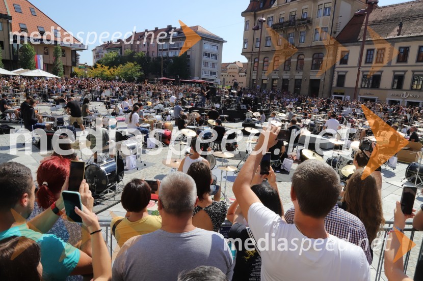 100 bobnarjev in Marko Soršak Soki na Glavnem trgu v Mariboru