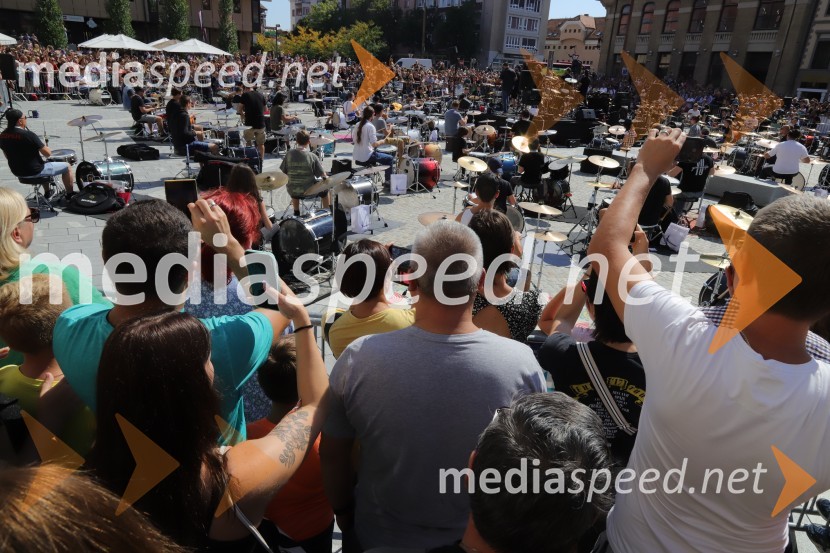 100 bobnarjev in Marko Soršak Soki na Glavnem trgu v Mariboru