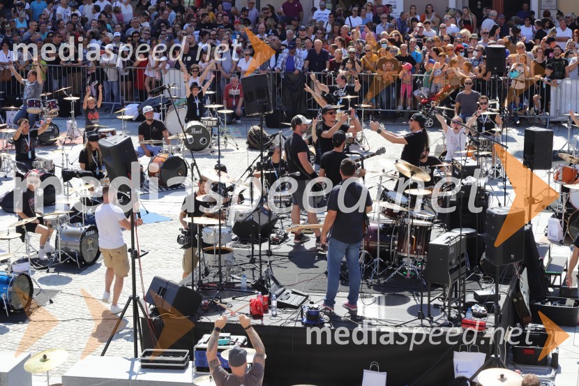 100 bobnarjev in Marko Soršak Soki na Glavnem trgu v Mariboru