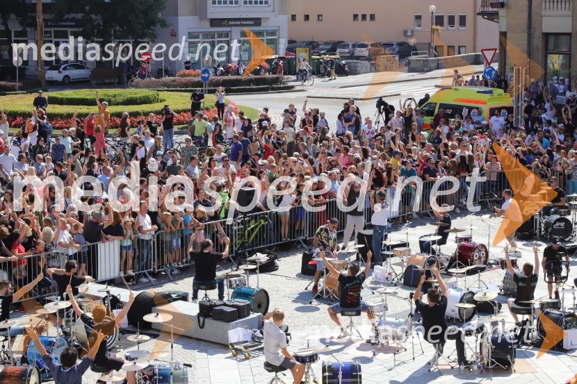 100 bobnarjev in Marko Soršak Soki na Glavnem trgu v Mariboru