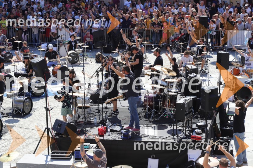 100 bobnarjev in Marko Soršak Soki na Glavnem trgu v Mariboru