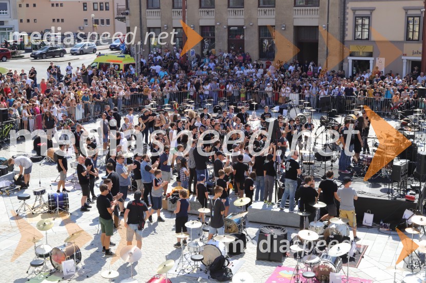 100 bobnarjev in Marko Soršak Soki na Glavnem trgu v Mariboru