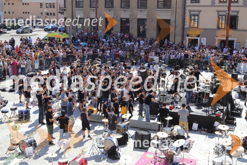 100 bobnarjev in Marko Soršak Soki na Glavnem trgu v Mariboru