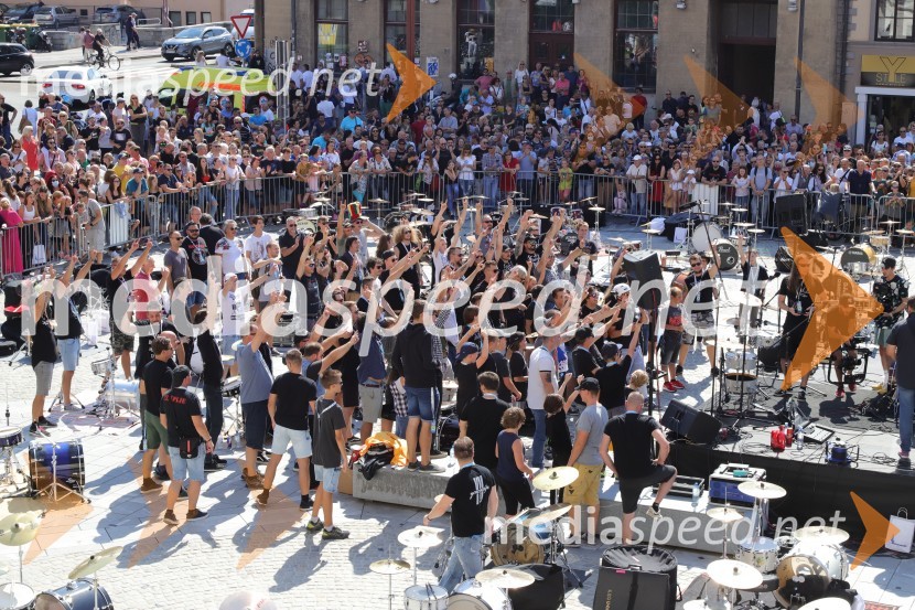 100 bobnarjev in Marko Soršak Soki na Glavnem trgu v Mariboru