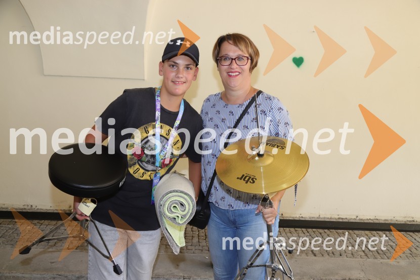  Lidija Divjak Mirnik, poslanka DZ Republike Slovenije100 bobnarjev in Marko Soršak Soki na Glavnem trgu v Mariboru