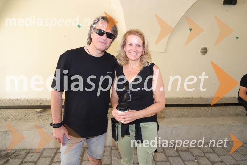  Neva Pipan, koordinatorka, kabinet župana MOM100 bobnarjev in Marko Soršak Soki na Glavnem trgu v Mariboru