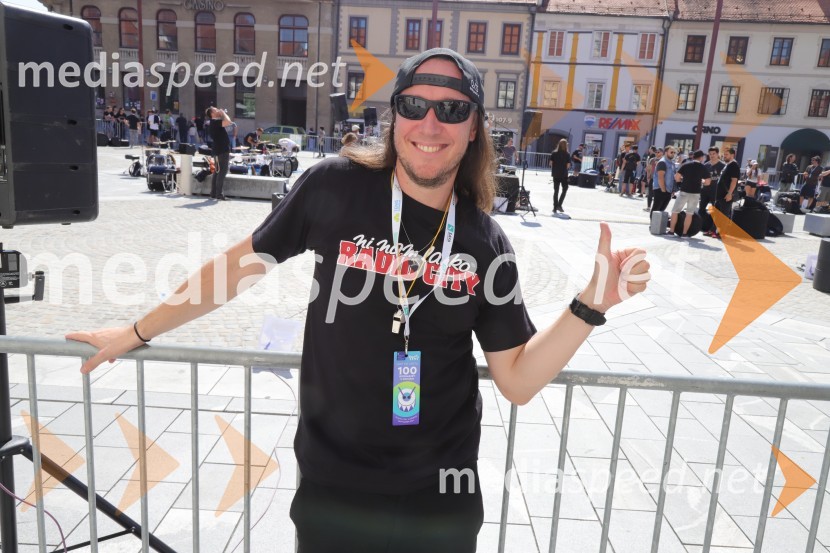  Marko Soršak-Soki, bobnar, skupina Elvis Jackson100 bobnarjev in Marko Soršak Soki na Glavnem trgu v Mariboru