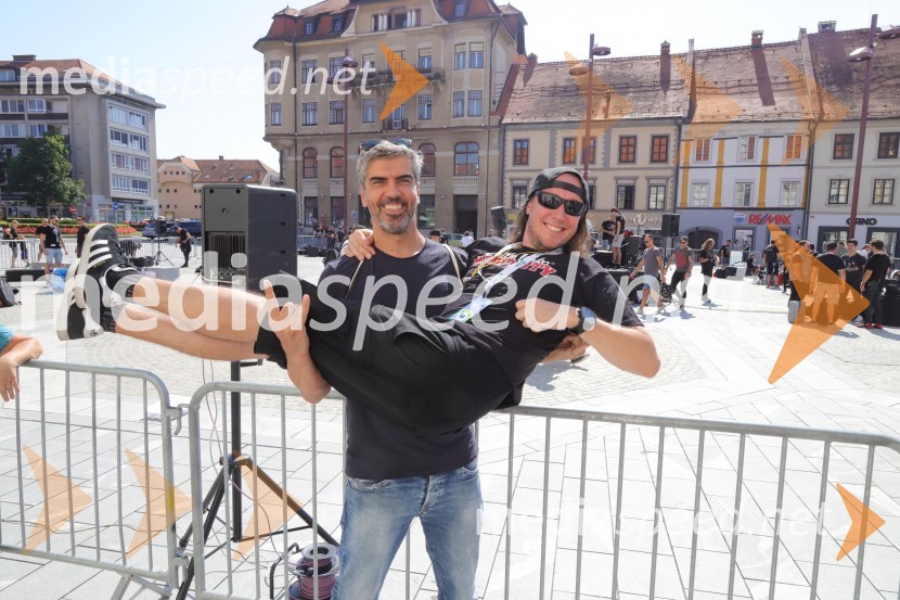  Bor Greiner, odgovorni urednik, Radio City;  Marko Soršak-Soki, bobnar, skupina Elvis Jackson100 bobnarjev in Marko Soršak Soki na Glavnem trgu v Mariboru