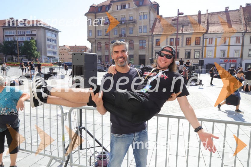  Bor Greiner, odgovorni urednik, Radio City;  Marko Soršak-Soki, bobnar, skupina Elvis Jackson100 bobnarjev in Marko Soršak Soki na Glavnem trgu v Mariboru