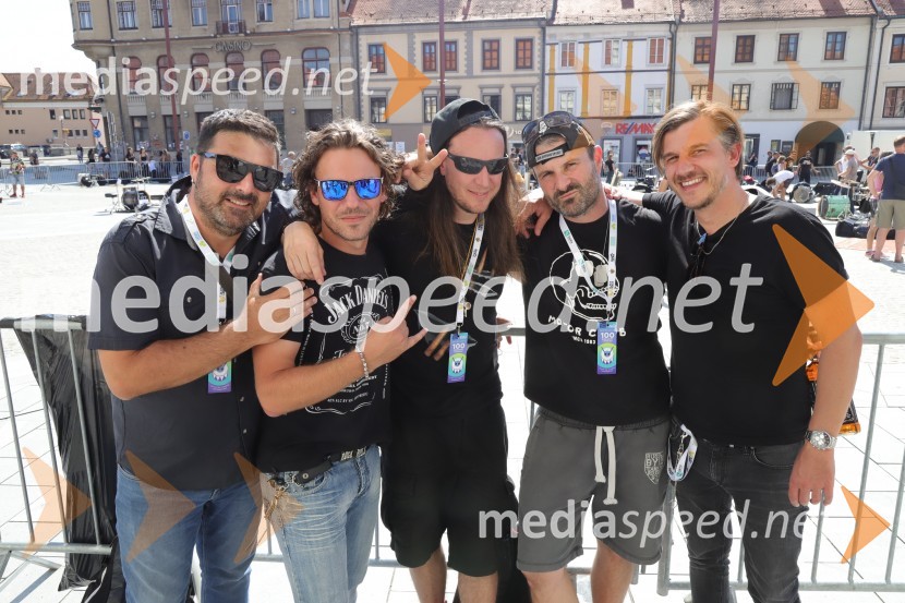  Marko Soršak-Soki, bobnar, skupina Elvis Jackson100 bobnarjev in Marko Soršak Soki na Glavnem trgu v Mariboru